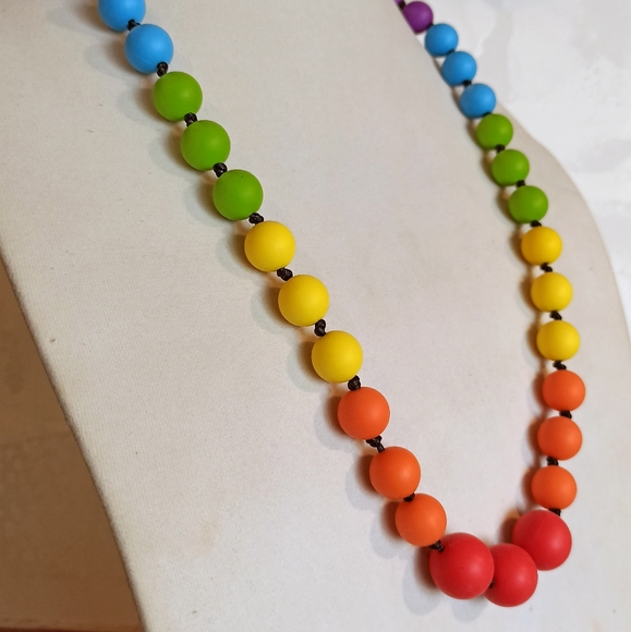 Rainbow silicone teething necklace - Picture 2 of 4
